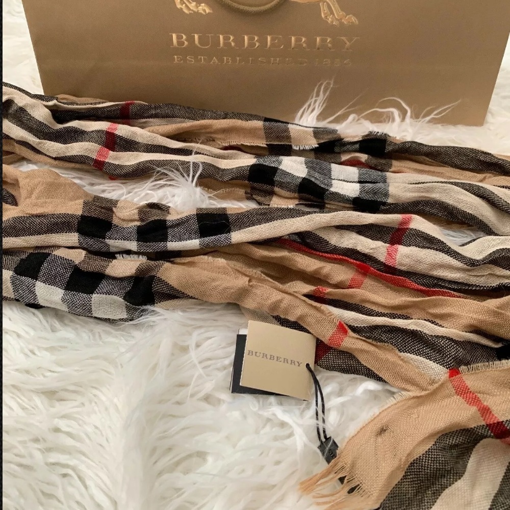 NWT BURBERRY Giant Check Crinkle Camel Scarf - Picture 2 of 4